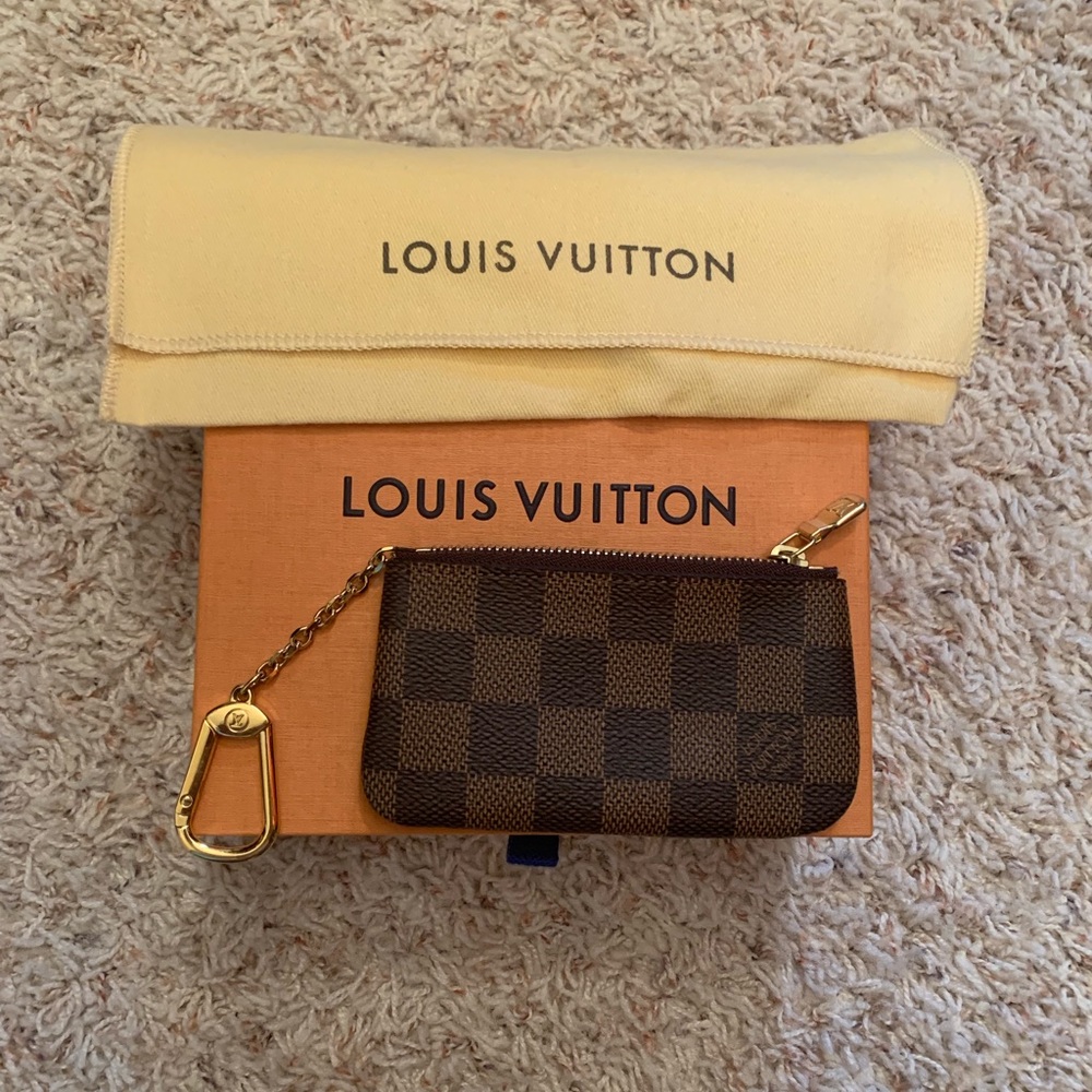 Louis Vuitton authentic dameir ebene key pouch.
